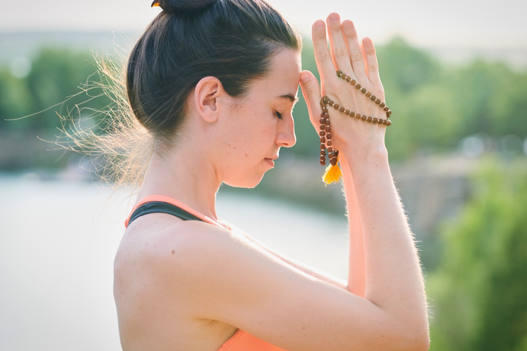 Mantra Yoga: Definition, Benefits and Technique chanting mantras