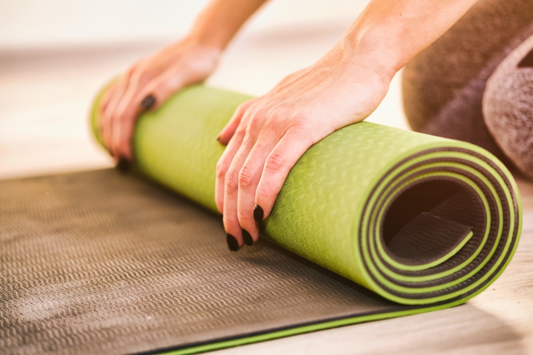 How to Choose a Yoga Mat choosing a yoga mat